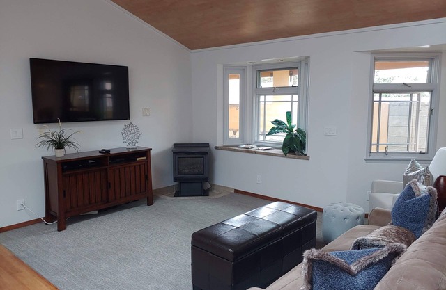 Downtown Carmel - Walk To Everything! - 2BR/1BA Exec Suite "B"