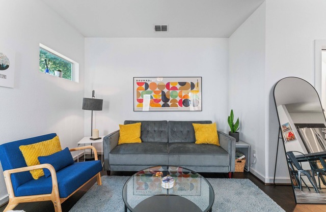 Downtown - Family Pet Friendly - Remote Workers