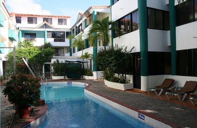 Downtown guest-friendly 1BD condo steps from all shops/bars/beaches/restaurants