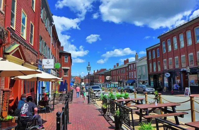 Downtown Newburyport, Bright and Sunny 2 Bedroom