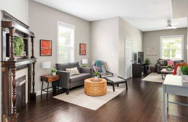 Downtown Retreat 1 mile from city center!