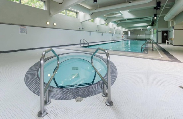 ★Downtown/RogersArena★✓Parking ✓Pool ✓Hot-tub ✓Gym