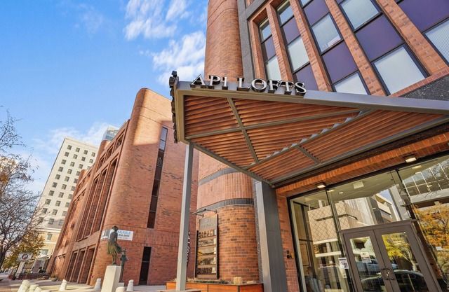 Downtown SLC 1-bedroom Luxury Suite with free parking, fitness room and WiFi