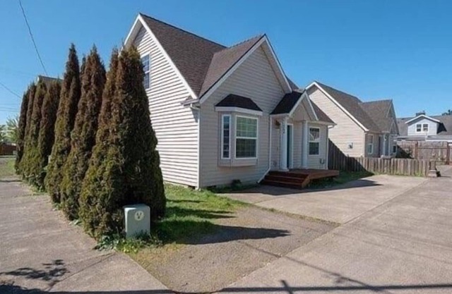 Downtown Tillamook Home - Close to the beach and Pet-Friendly