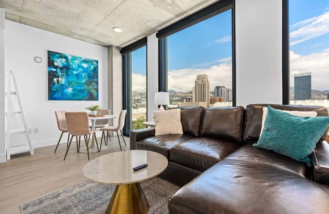Downtown views! Amazing pool/gym/hottub Luxury apt