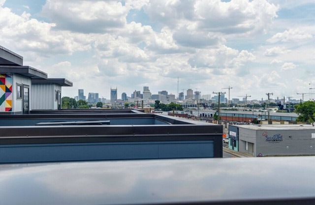Downtown Views w/Rooftop Deck! 6min to Broadway!