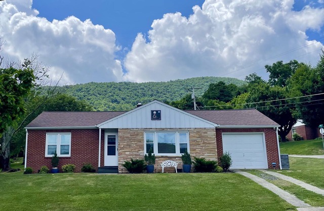 Downtown West Jefferson Cottage- 5 minute walk