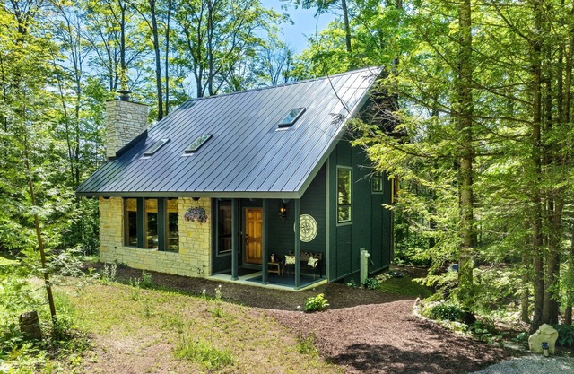 Dragonfly Dell CottagenEnchanting 2-bedroom cottage in Ellison Bay