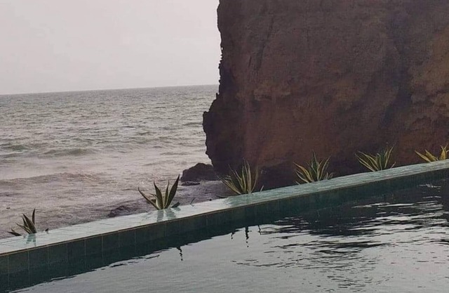 Dream house by the sea with overhanging jacuzzi pool