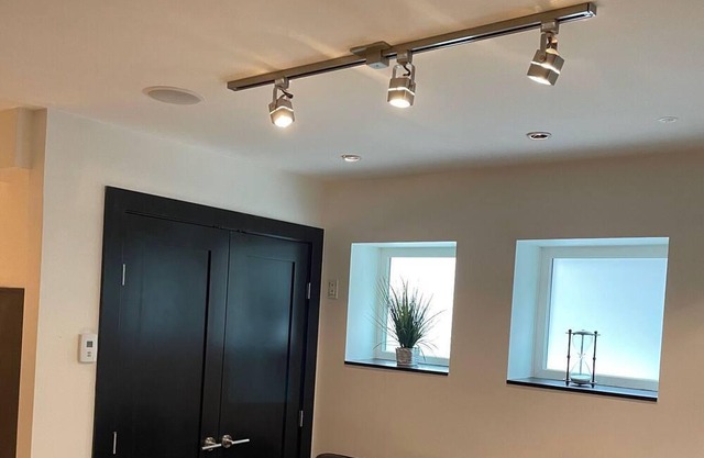 Dream Suite in Central Lonsdale - spacious basement suite sleeps 6!