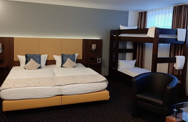 Dreibettzimmer mit Dusche und WC
