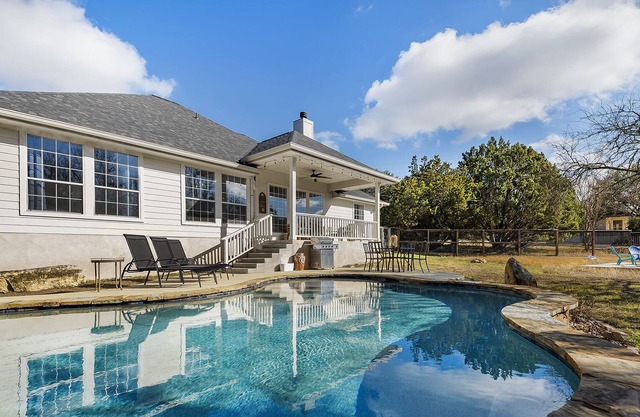 Driftwood Destination - pool, fire pit, yard, quiet and serene