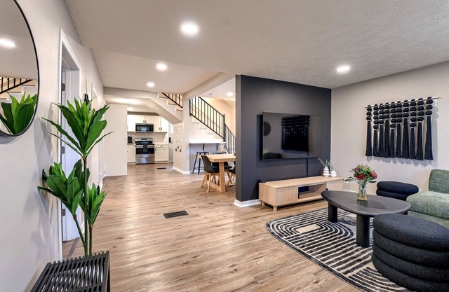 Dundee Delight 3Br2Ba sleeps 9, central Omaha, heart of historical neighborhood