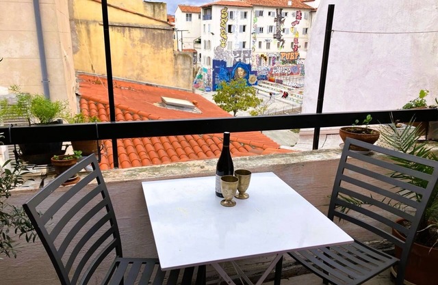 Duplex apartment in an old town house in Le Panier, pedestrian zone.
