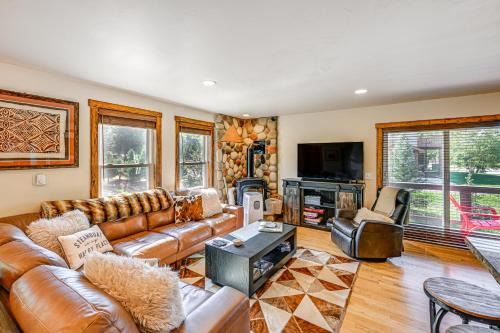 Duplex in Quiet Family Neighborhood 1 Mi to Skiing