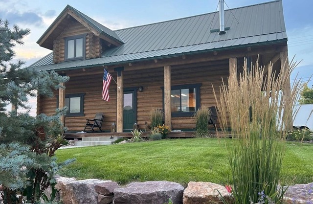 Dutch John Adventure Outpost—2800 Sq Ft, log home, private Pickleball Court