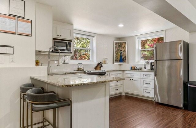Dwell Well Modern Studio Apartment Brookside