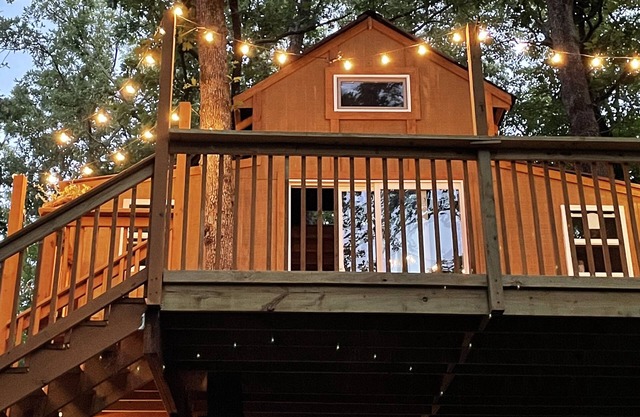Eagle Crest Treehouse with lake view.