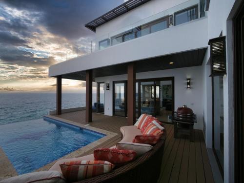 Eagle Ray - A Luxurious Waterfront Villa,