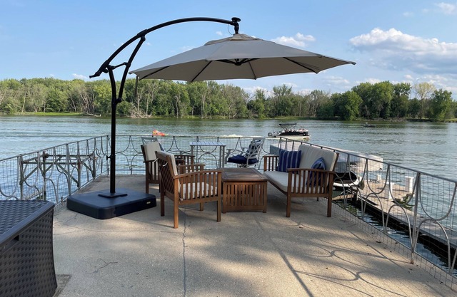 Eagle's Landing on the Rock River, Pontoon available to rent