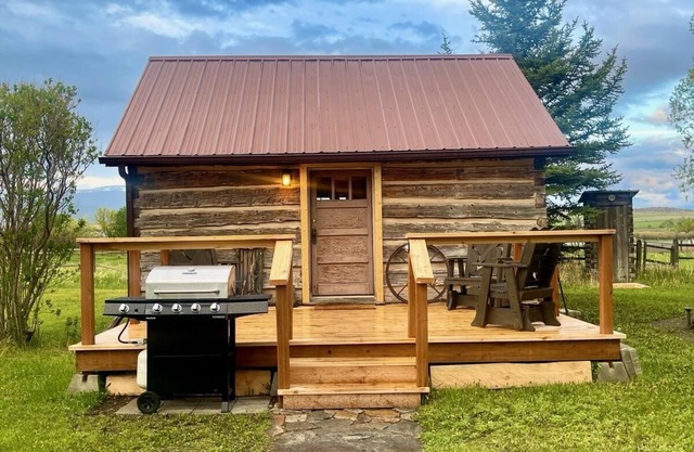 Earl's Cabin. Quiet 1930s hand hewn log cabin. Fishing hunting opportunities.