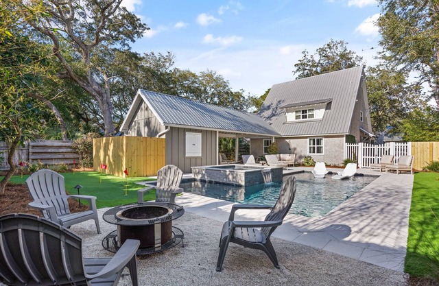 East Beach Retreat near Gould’s Inlet Beach Access – sleeps 6