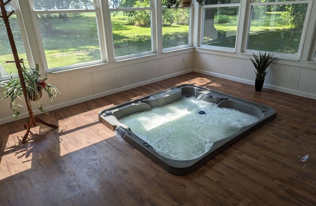 East side of town with HOT TUB - 2 king, 1 full