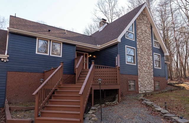 East Stroudsburg Chalet-4BR,Bar,Hot-tub,Fireplace, Pool