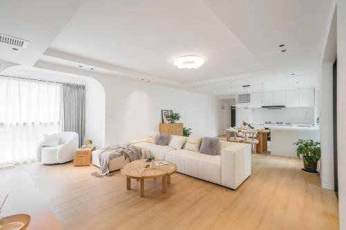 Eastern Hub - ZhongShan Park Branch Three Bedroom Bright French Windows, Open Kitchen in Downtown Area