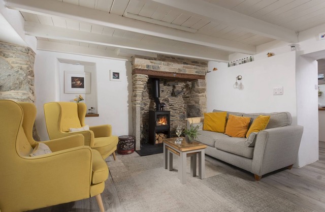 Eastleigh Cottage - sleeps 4 guests in 2 bedrooms