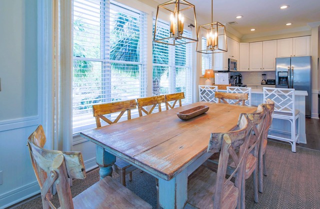Easy Access to Grand Pavilion Community Pools & Beach! Spacious End Unit w/Terrific Natural Light!