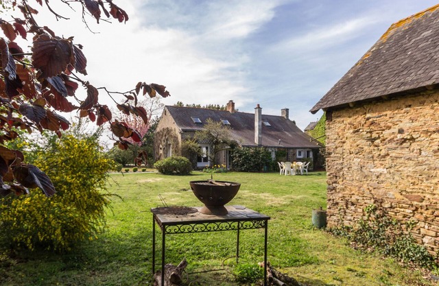 Eco-friendly Cottage Near Vioreau Forest: 3BR, Enclosed Garden, Cozy Fireplace