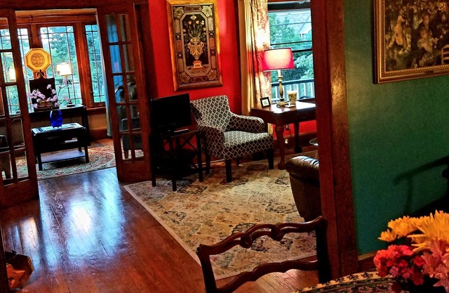 Edgewater Boho Chic. Artsy second floor apartment. Not suitable for children.