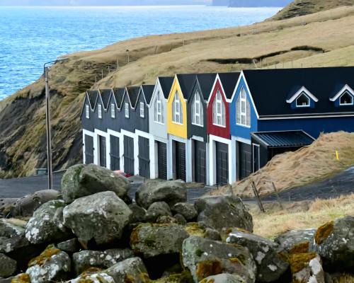 Eiðsvíkslon - The Red Boathouse by the Sea