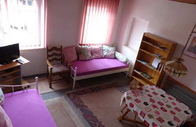 Eine Gehminute von der Fußgängerzone entfernt - Schlafzimmer mit Gartenblick
