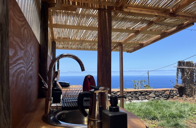 El Pajero, small country house with sea view and quiet location, close to the beach in summer