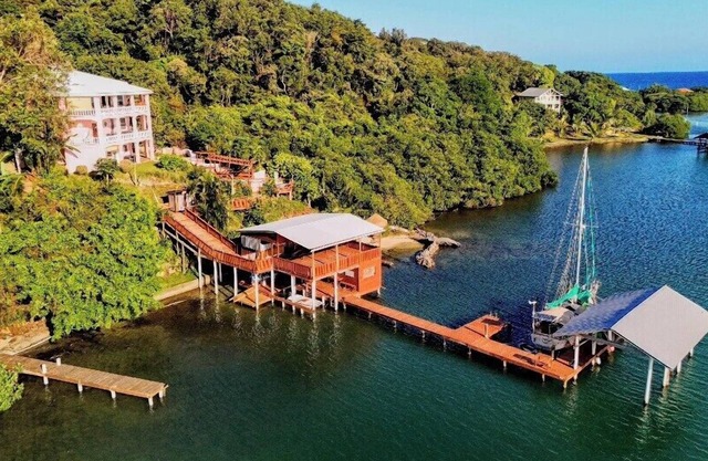 El Palacio Rosa on Blue Lagoon 3Br Beachfront