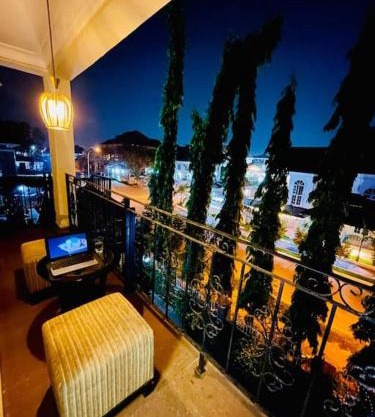 Elegance Oasis: Central 2BR Apartment with Balcony, View, and WiFI in Maitama