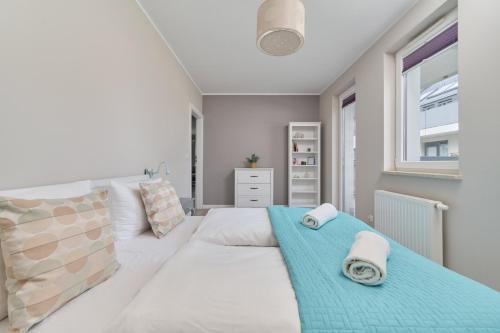 Elegant 1 Bedroom Apartment with Balcony in Wrocław by Noclegi Renters