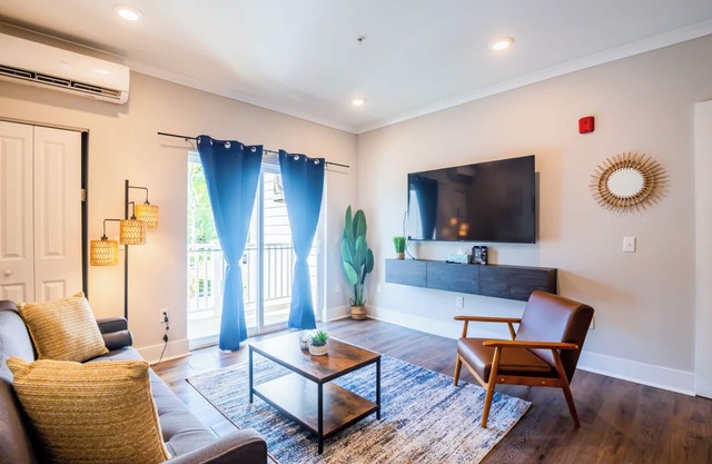 Elegant 2-bedroom apartment with AC, fitness room, pool, WiFi - A