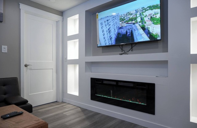 Elegant 2-bedroon Suite by Mosaic Stadium & REAL in Regina close to the Airport.