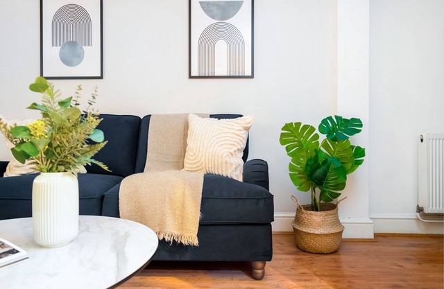 Elegant 2BR 2BA with Patio close to Waterloo