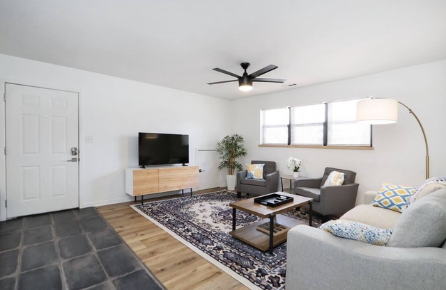 Elegant 2BR Escape in Manhattan – WiFi & Parking