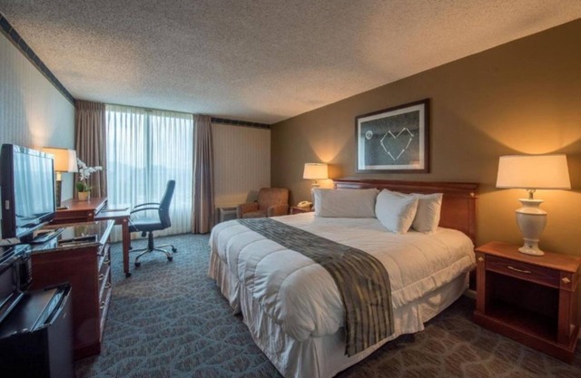 Elegant 2BR Suite w Lake View and Pool