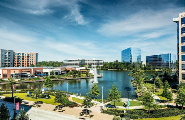 Elegant 3 Bedroom Home in The Woodlands, Texas. The Waterway. Market Street.