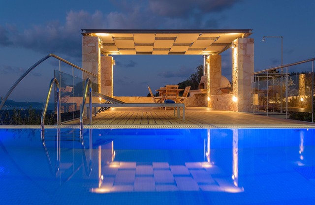 Elegant 4 bedroom villa very close to the sea with amazing sea views