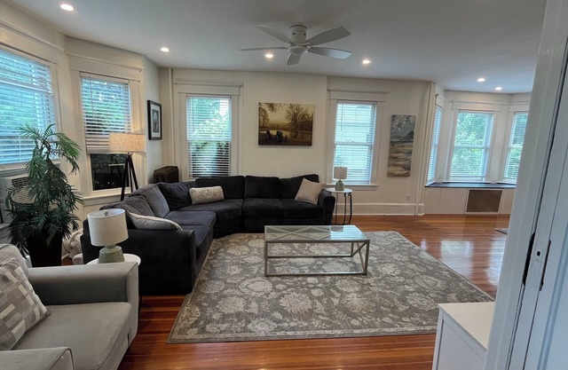 Elegant 4-Story Home Near NYC, Malls & Universities — Family Friendly