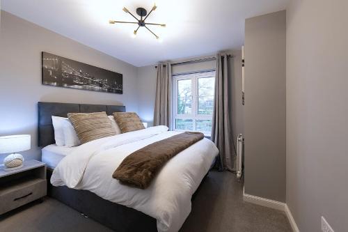 Elegant 4BR Home, Free Parking, City Centre, Sleeps7