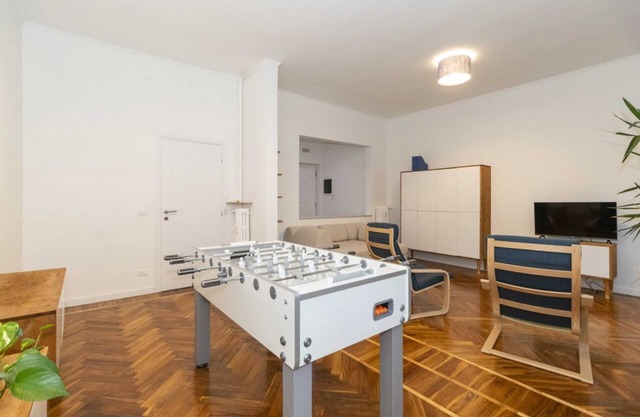 Elegant and cozy 185 sqm apartment that can accommodate up to 6 people located on the first floor of a building with a lift (you still have to climb some stairs). The property is located in the Cit Turin district, a 10-minute walk from Porta Susa station