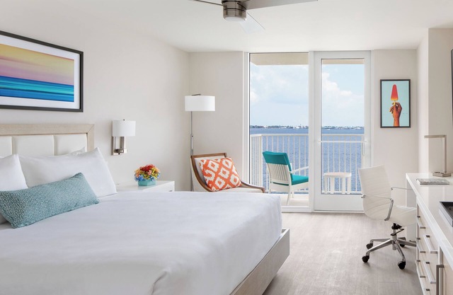Elegant and Stylish One-Bedroom – Steps to Dining and Waterfront Trails